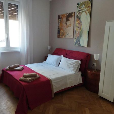 Piazza Goldoni Rooms Триест Экстерьер фото