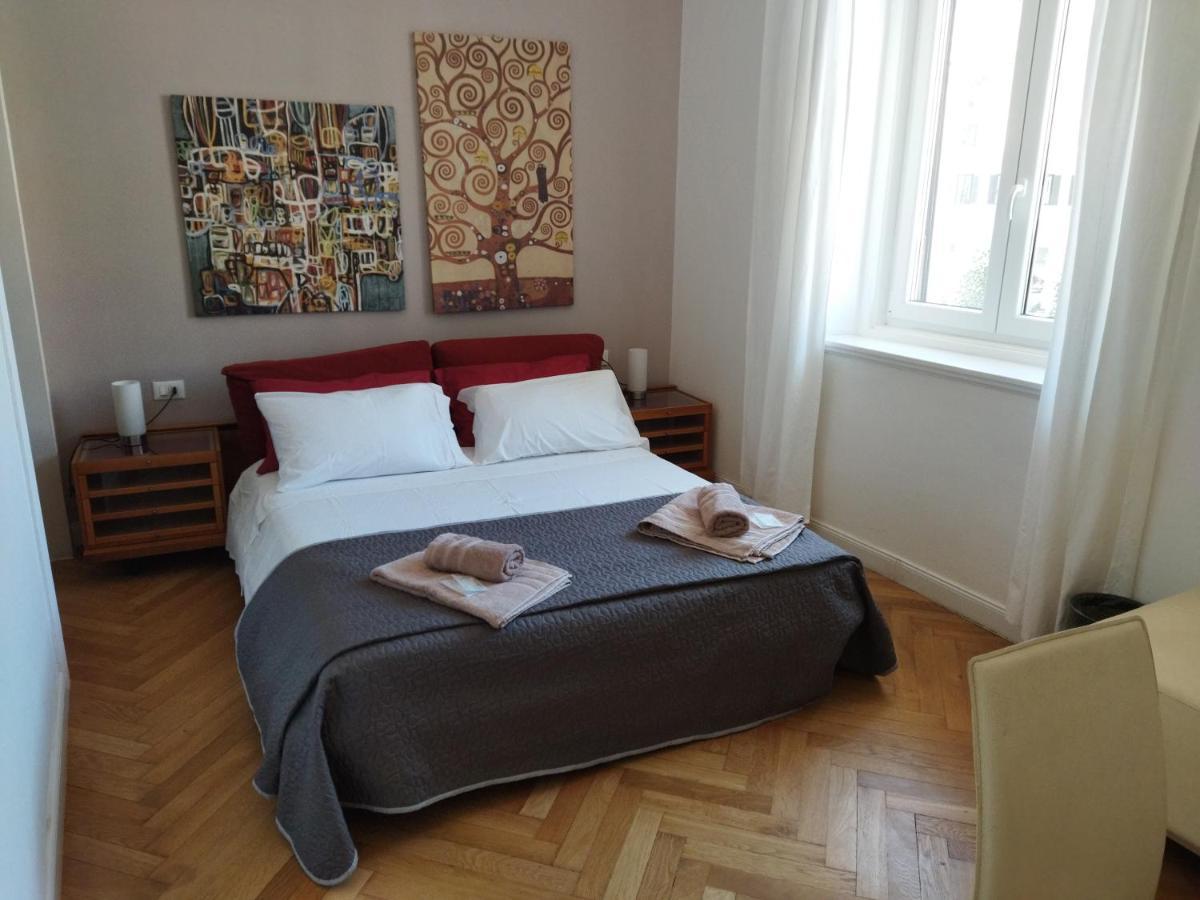 Piazza Goldoni Rooms Триест Экстерьер фото